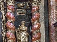 Altar maggiore  L'altare è circondato da colonne tortili, è  decorato da sculture di Giovanni Battista Casella  che raffigurano Fede, Speranza e Carità.