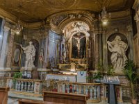 Alatare del Crocifisso  Altare del Crocifisso opera settecentesca dei fratelli Collino. Le due statue rappresentano santa Cristina e santa Teresa, eseguite nel 1715 da Pierre Legros.