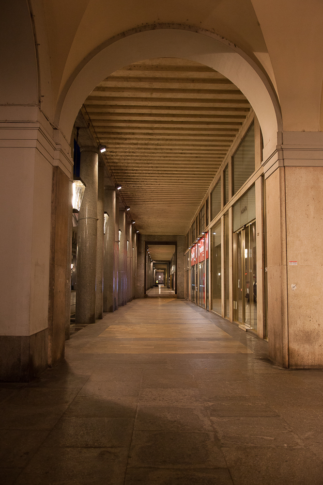 Portici di via Roma, da piazza Carlo Felice, lato est.