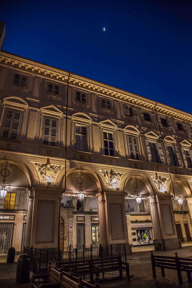 Portici di piazza San Carlo, lato est.