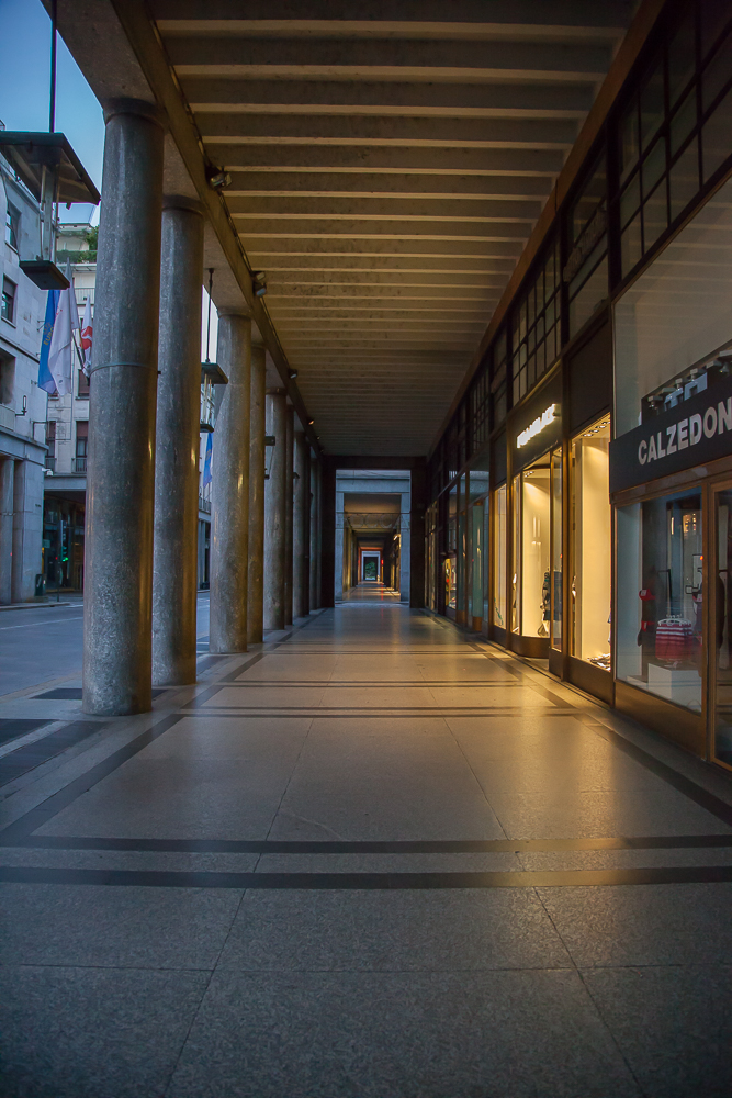 Portici di via Roma, da piazza  CLN verso la stazione, lato ovest.