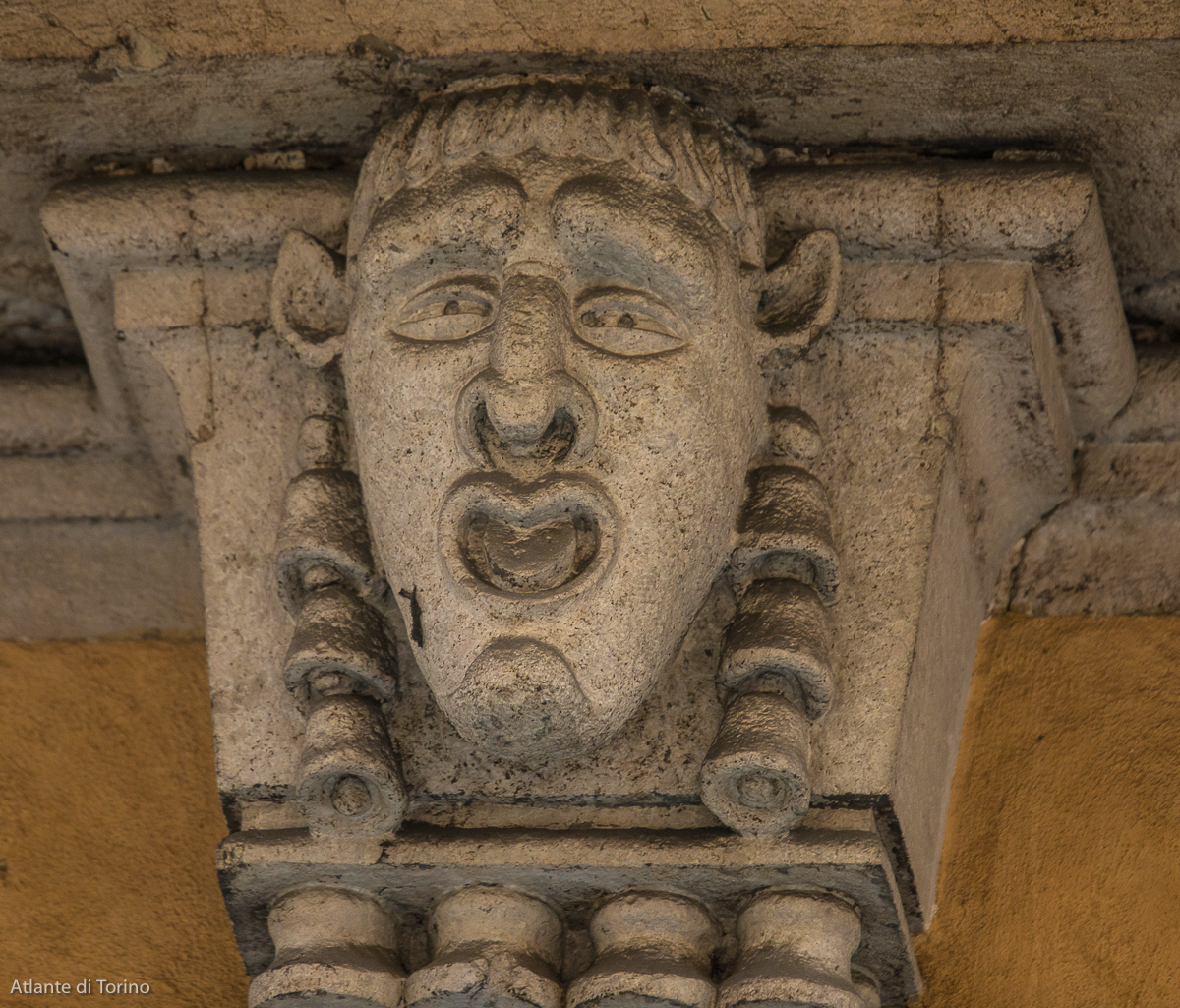mascherone via S. Francesco Assisi ex Università